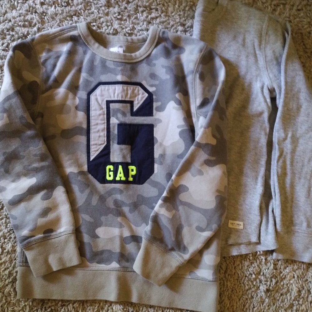 Gap sweatshirt/thermal bundle